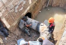 Trabaja COMAPA en reemplazo de tubería de agua potable en colonia Jarachina Norte
