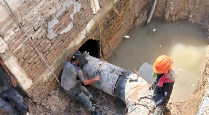 Trabaja COMAPA en reemplazo de tubería de agua potable en colonia Jarachina Norte
