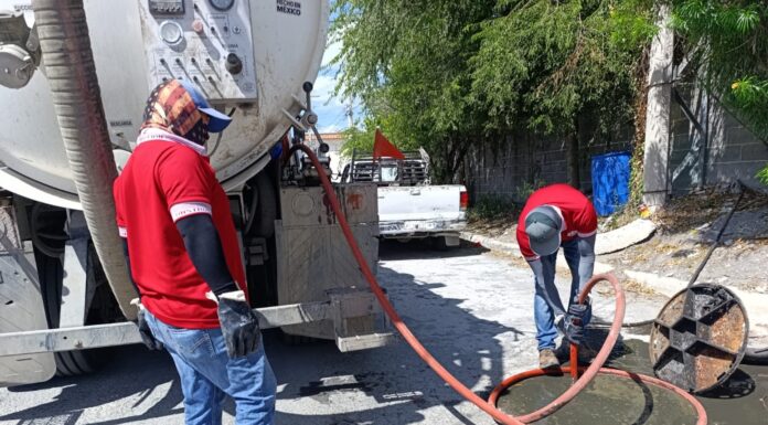 Sondeó COMAPA drenaje sanitario en fraccionamiento Hacienda Las Bugambilias