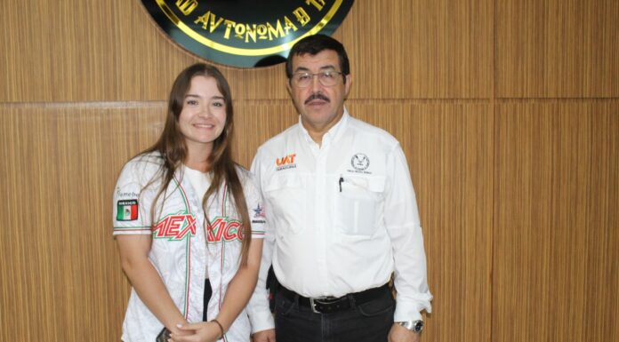 Felicita rector a Edith de Leija por sus éxitos en el béisbol internacional