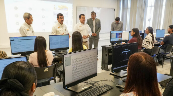 Comparte el rector logros y proyectos con estudiantes de la Facultad de Derecho Victoria
