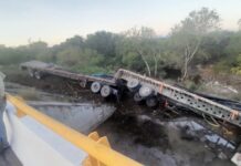 Cierran carretera Costera del Golfo por socavón