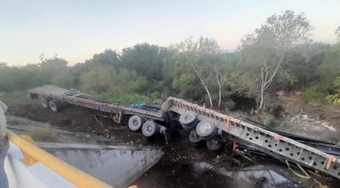 Cierran carretera Costera del Golfo por socavón