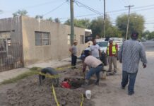 Trabaja COMAPA en la reparación de fuga de agua potable en la Zona Centro