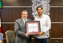 Entregó Carlos Peña Ortiz reconocimiento póstumo a José Sulaimán Chagnón en manos de Mauricio Sulaimán