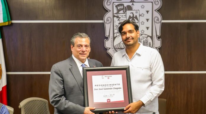 Entregó Carlos Peña Ortiz reconocimiento póstumo a José Sulaimán Chagnón en manos de Mauricio Sulaimán