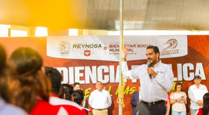 Dialogan universitarios con Carlos Peña Ortiz en la Audiencia Pública Juvenil