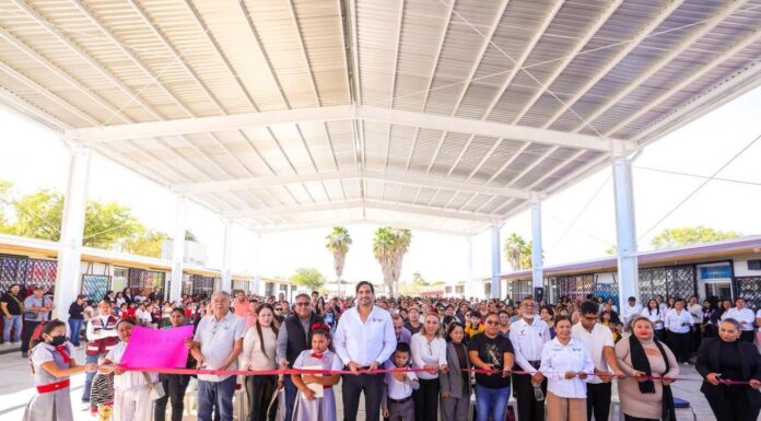 Entregó Alcalde Carlos Peña Ortiz nueva techumbre escolar y anunció pavimentación hidráulica en Villa Esmeralda