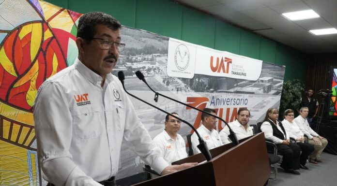 UAT y Secretaría de Educación entregan más de 8 000 becas a universitarios
