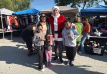 Entrega Juan Carlos Zertuche juguetes en el Domingazo Ciudadano en el tianguis de los rieles