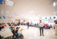 Compartió Carlos Peña Ortiz un mensaje y regalos a adultos mayores de Casa Hogar