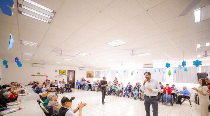 Compartió Carlos Peña Ortiz un mensaje y regalos a adultos mayores de Casa Hogar
