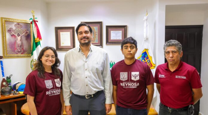 Felicitó Carlos Peña Ortiz a Hanna y David, Nadadores de Campeonato Nacional