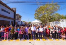 Inauguraron Alcalde y colonos pavimentación hidráulica de la calle Chiapas en la Esfuerzo*