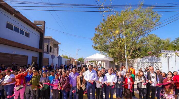 Inauguraron Alcalde y colonos pavimentación hidráulica de la calle Chiapas en la Esfuerzo*