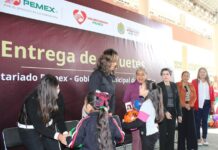 Entrega Voluntariado de Pemex juguetes a niñas y niños de escuelas primarias de Poza Rica