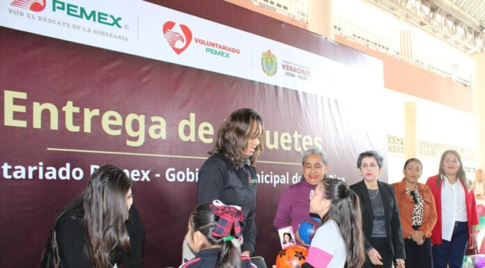 Entrega Voluntariado de Pemex juguetes a niñas y niños de escuelas primarias de Poza Rica