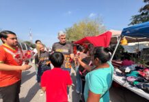 Juan Carlos Zertuche celebró el 14 de febrero con apoyo social en el Tianguis de Los Rieles