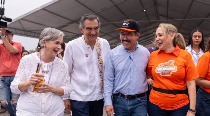 Rodeado de niños alegres, el gobernador Américo y el rector Dámaso Anaya disfrutaron de las amenidades de la UAT en el DIFzania 2026