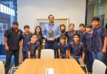 Reafirmó Carlos Peña Ortiz al equipo Leones Negros su compromiso con el deporte