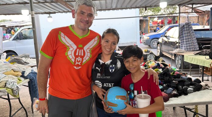 Celebra Juan Carlos Zertuche el diputado naranja a niñas y niños de Reynosa en Tianguis de Puerta del Sol