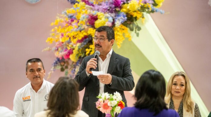 Dámaso Anaya reconoce la labor de las madres trabajadoras de la UAT