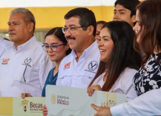 Encabeza el rector Dámaso Anaya entrega de becas a 493 estudiantes de la UAT