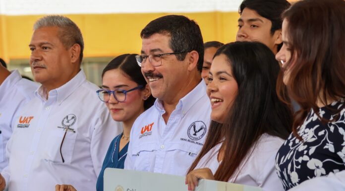 Encabeza el rector Dámaso Anaya entrega de becas a 493 estudiantes de la UAT