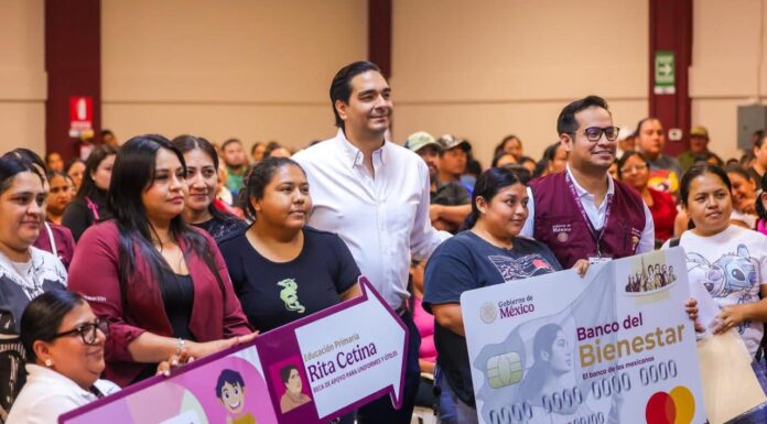Entregó Carlos Peña Ortiz tarjetas de Beca Rita Cetina con Alexander Alan Bolaños Tinoco, Coordinador del Programa