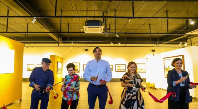 Cortó Alcalde Carlos Peña Ortiz el listón inaugural de la obra pictórica de Mángeles Barocio
