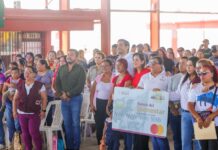 Entregó Carlos Peña Ortiz Becas Rita Cetina en primaria de Jarachina Sur