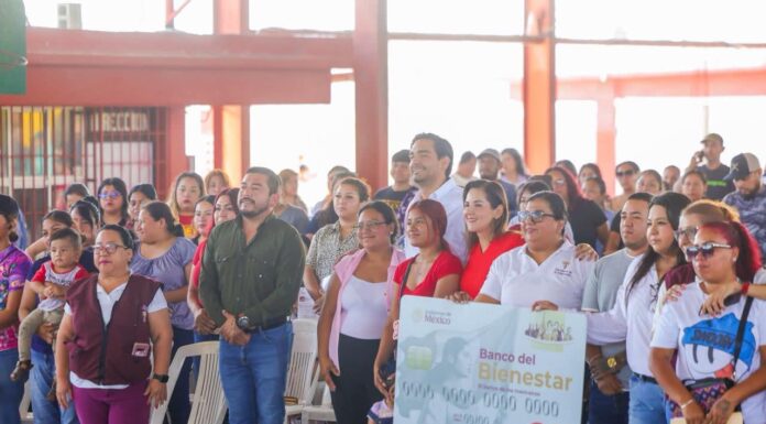 Entregó Carlos Peña Ortiz Becas Rita Cetina en primaria de Jarachina Sur