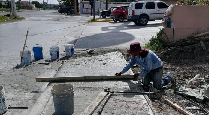 Rehabilita Gobierno de Reynosa banqueta peatonal en Calle Cuarta de la colonia Ribereña