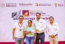 Festejaron Gobierno Municipal y padres de familia entrega de tarjetas de Becas