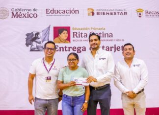 Festejaron Gobierno Municipal y padres de familia entrega de tarjetas de Becas