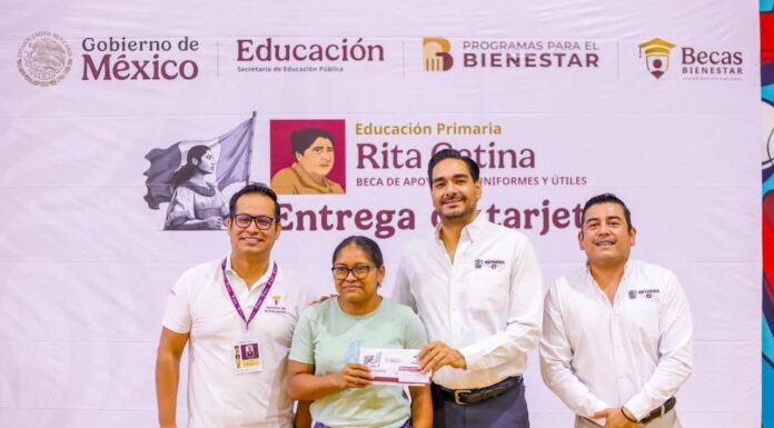 Festejaron Gobierno Municipal y padres de familia entrega de tarjetas de Becas