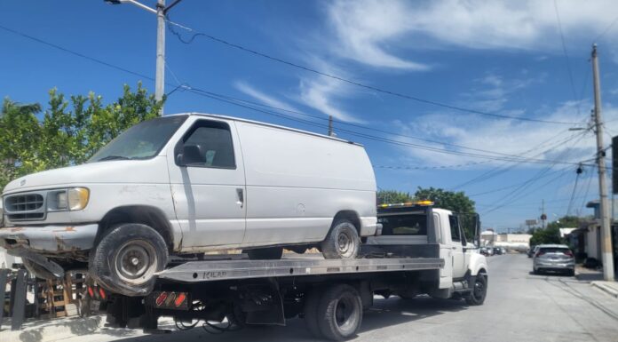 Retira Vigilancia Ambiental vehículos abandonados en la vía pública