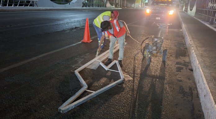 Rehabilitó Servicios Públicos de Reynosa señalización horizontal en lateral del canal Anzaldúas