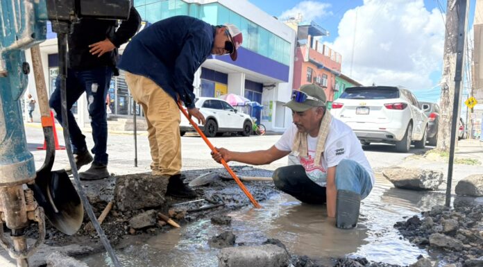 Trabaja COMAPA en reparación de fugas de agua potable en la Zona Centro