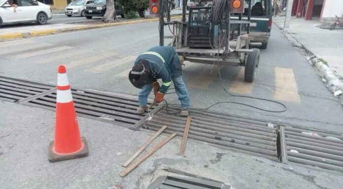 Reparó Servicios Públicos rejilla pluvial en bulevar Hidalgo