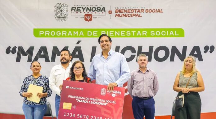 Entregó Carlos Peña Ortiz tarjetas de Mamá Luchona en apoyo a mujeres de Reynosa